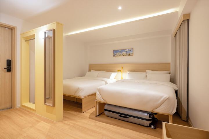 Room 5 of 152