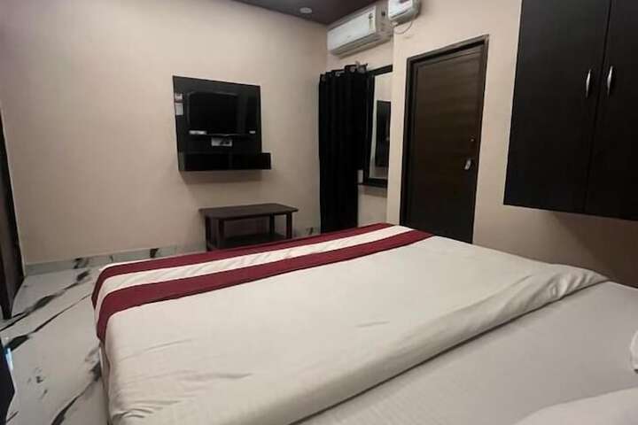 Room 4 of 8