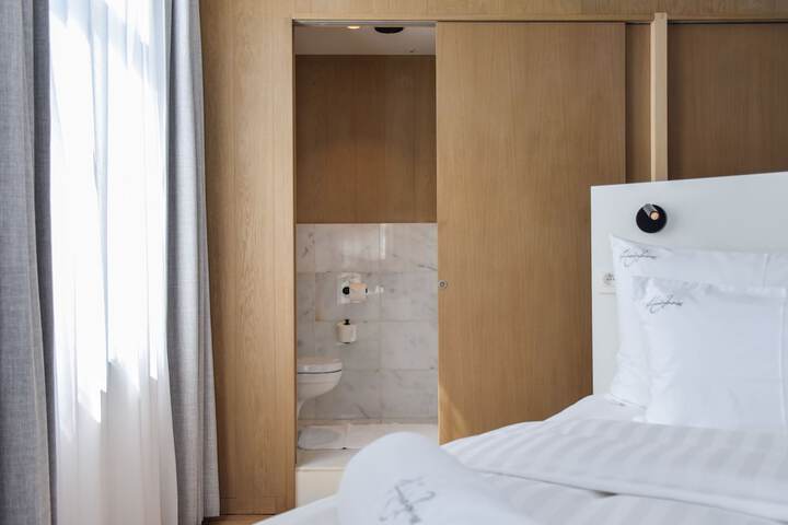 Room 13 of 65