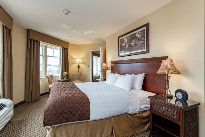 Executive King Bed (31 of 37)