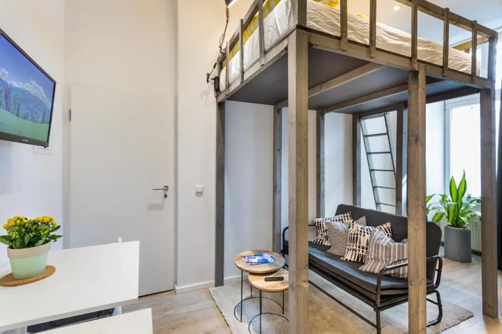 Room 4 of 16