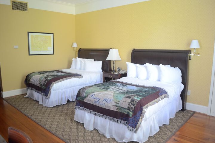Deluxe Queen Bed (5 of 16)