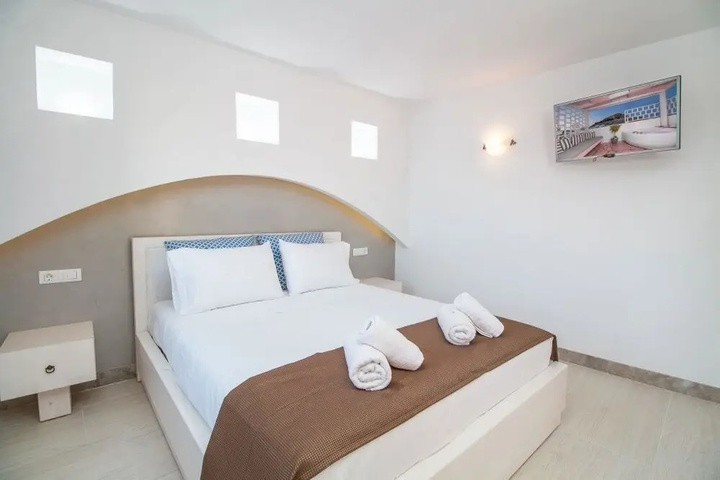 Room 4 of 18