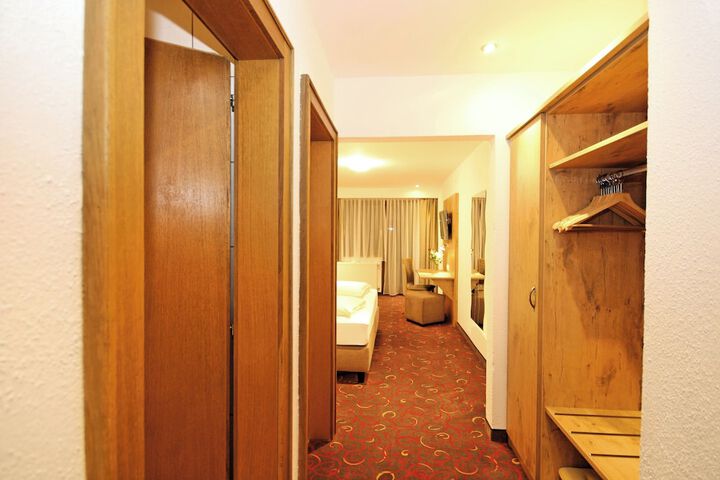 Room 8 of 60