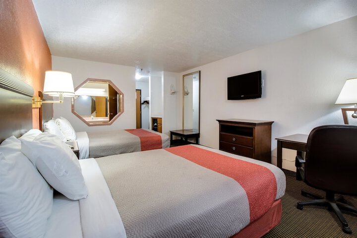 Deluxe Room 2 Double Beds Refrigerator, Microwave (7 of 14)