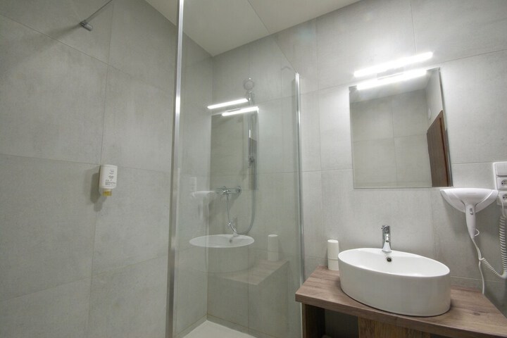 Room 6 of 9