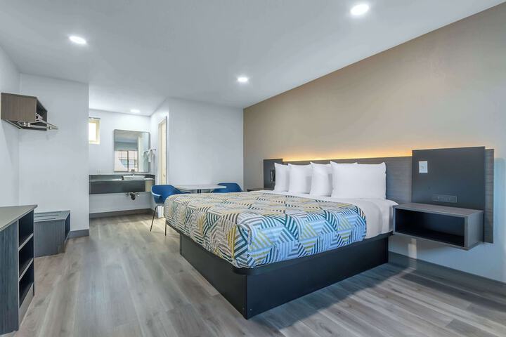 1 King Bed (1 of 4)