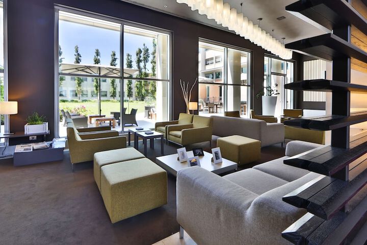 Lounge 62 of 75