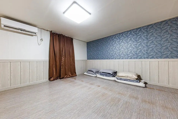 Room 4 of 11