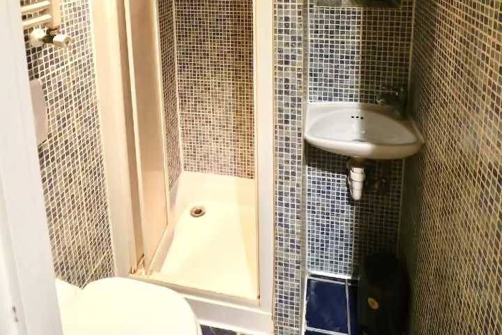 Room 7 of 11