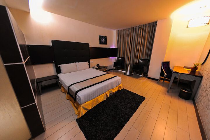 Room 25 of 82