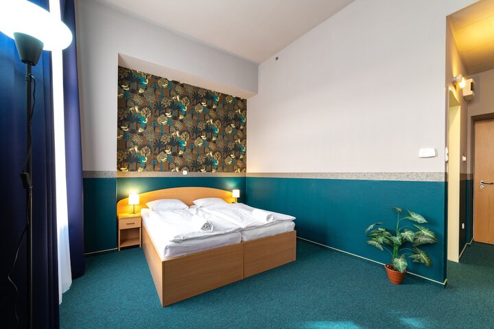 Room 4 of 25