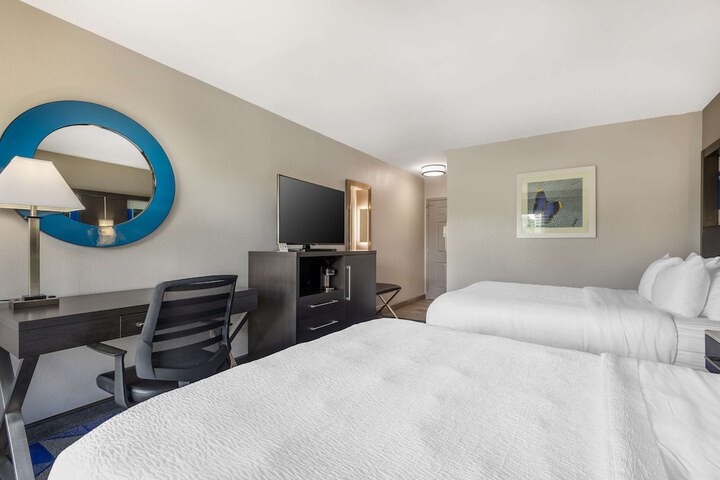 2 Queen Beds Microwave and Refrigerator WiFi Full Breakfast (2 of 11)