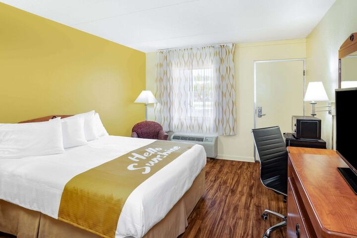 1 Queen Bed (3 of 7)