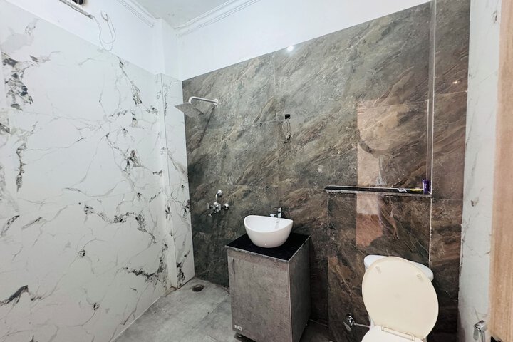 Room 11 of 25