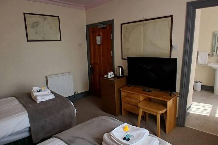 Room 5 of 16