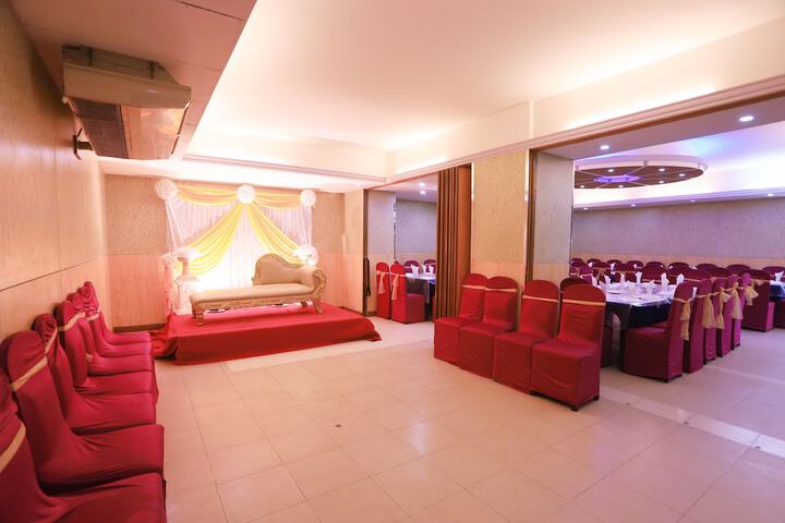 Ballroom/Hall 34 of 38
