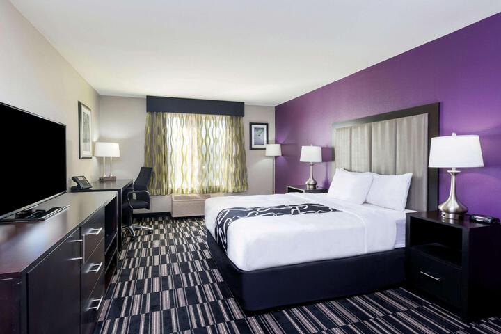 1 Queen Bed Mobility Hearing Accessible Room Bathtub with Grab Bars (8 of 9)