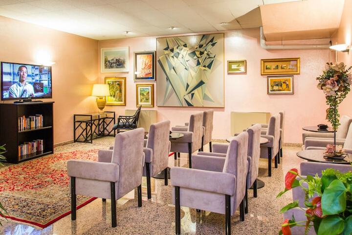 Lobby lounge