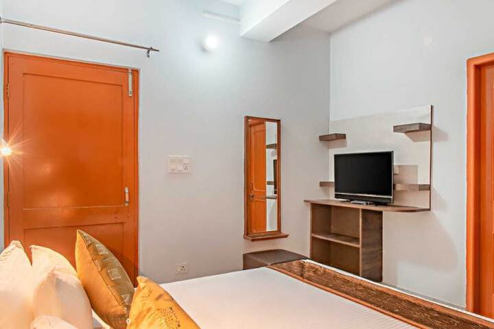 Room 4 of 9