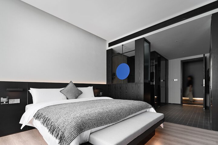 Room 5 of 12