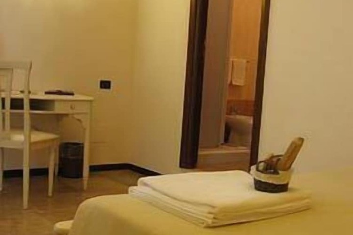 Room 2 of 27