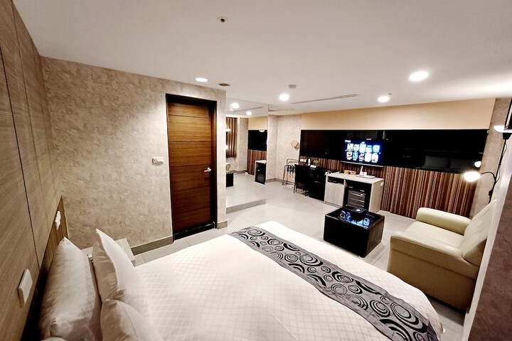 Room 33 of 61