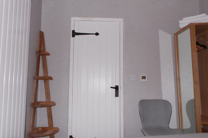 Room 6 of 8