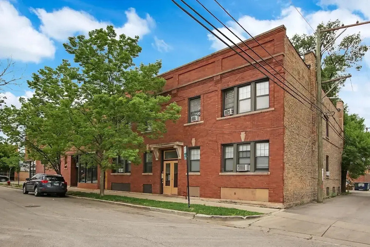 Photo of 3BR Comfy Apt in Logan Square