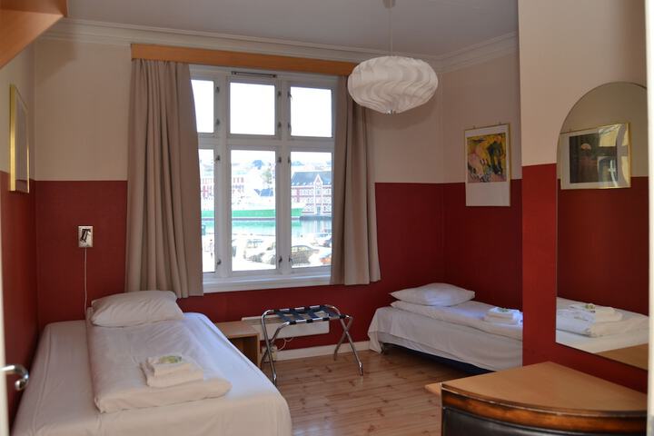 Room 10 of 17