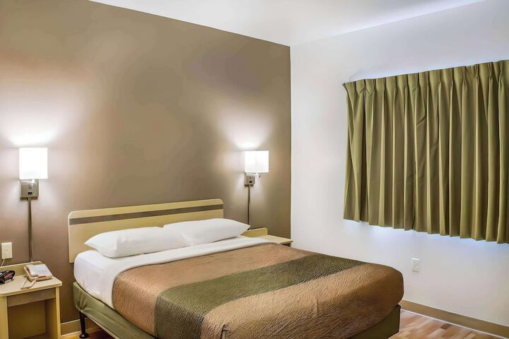 1 Queen Bed (2 of 3)