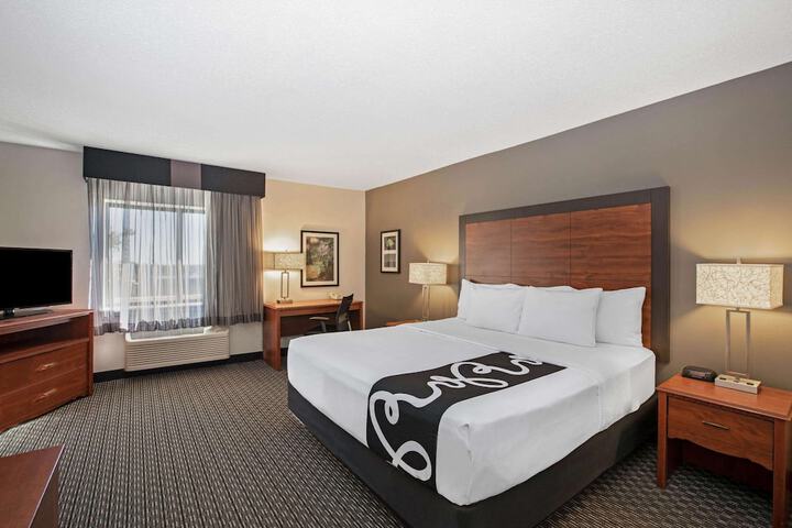 1 King Bed (11 of 11)