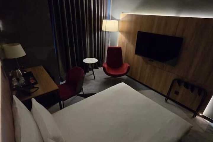 Room 17 of 46