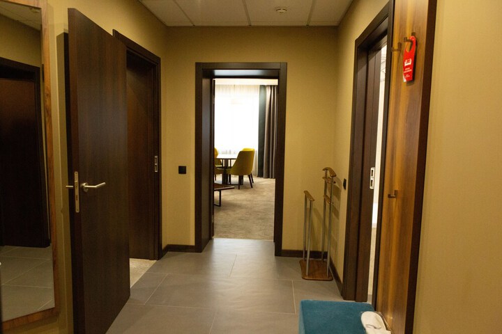Room 18 of 99