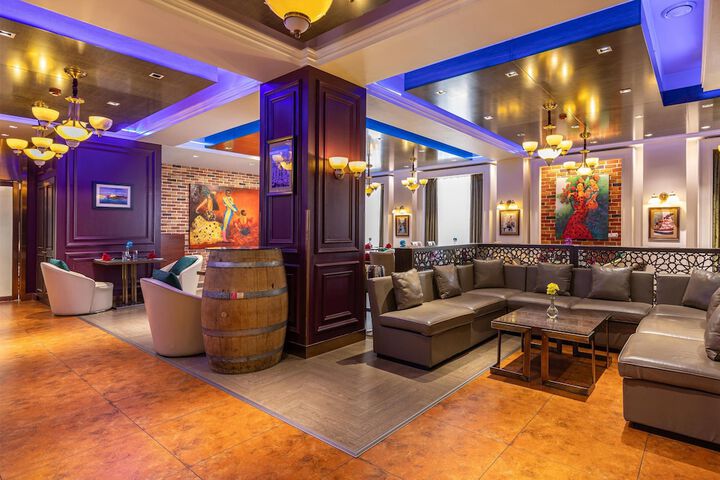 Lounge 256 of 325