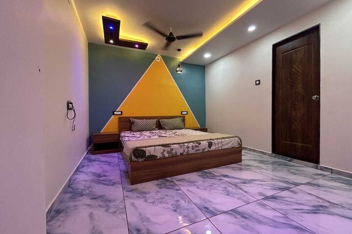 Room 9 of 28