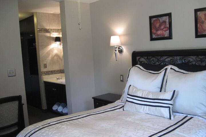 Deluxe Queen Bed (26 of 49)