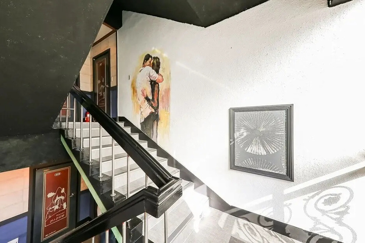 Room 10 of 13