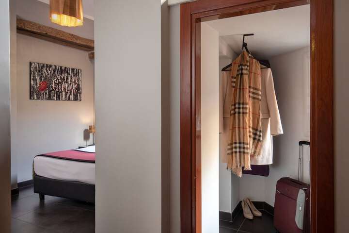 Room 32 of 81