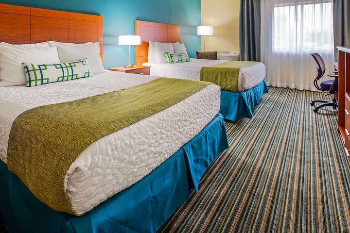 2 Queen Beds (4 of 12)