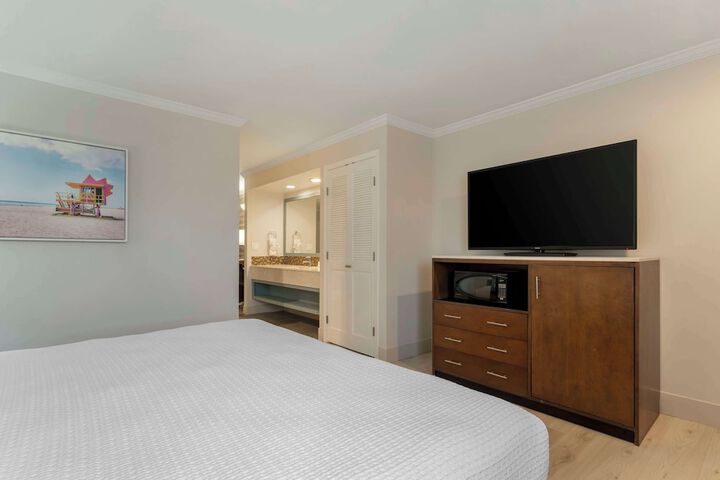 1 King Bed Microwave and Refrigerator Sofa WiFi Full Breakfast (2 of 26)