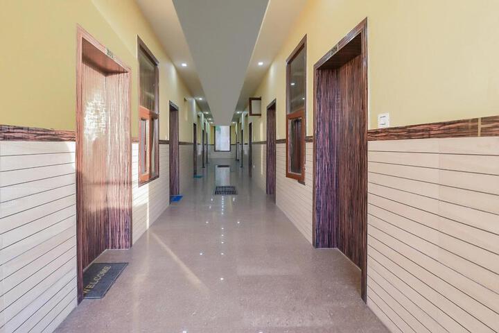 OYO 23599 Hotel Superstar