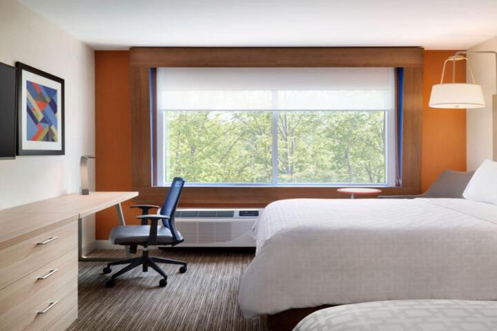 2 Queen Beds (2 of 2)