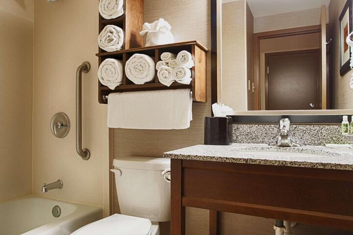 2 Queen Beds Pool View Work Desk Chair Microwave and Refrigerator WiFi Full Breakfast (7 of 8)