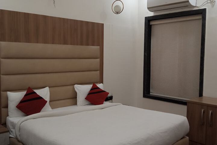 Room 4 of 9