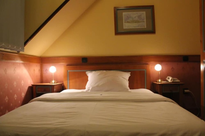 Room 10 of 40