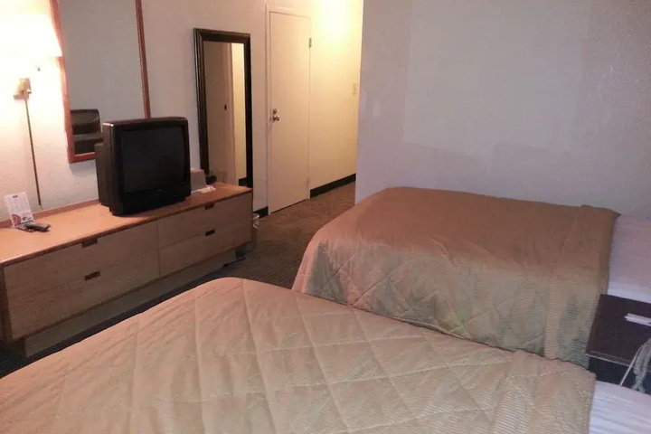 Room 4 of 18