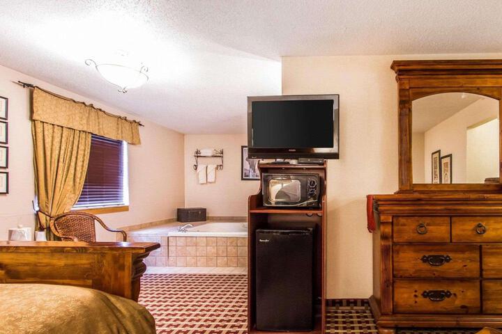 2 Queen Beds (8 of 10)