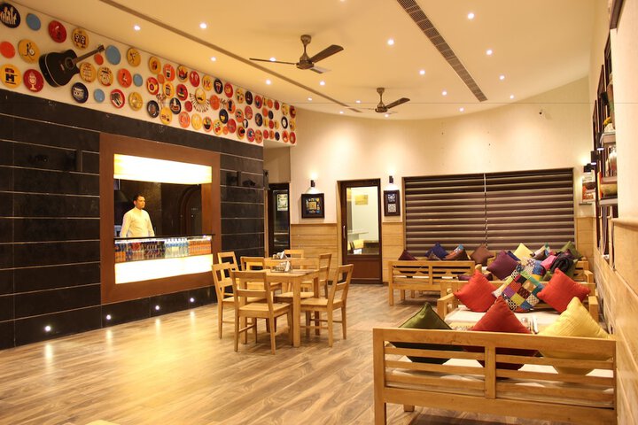 Lounge 46 of 64