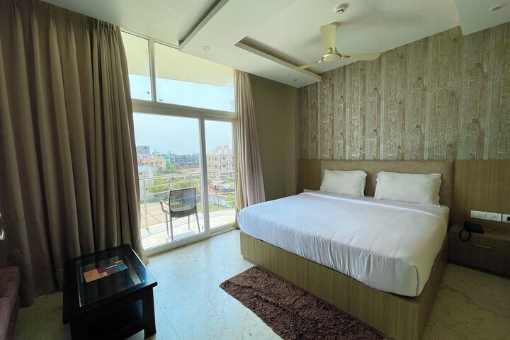 Room 5 of 100